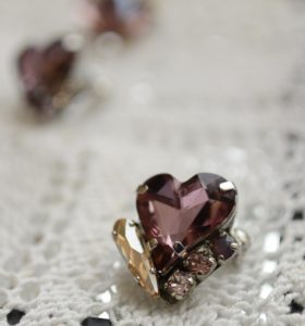 スワロフスキー ブローチ