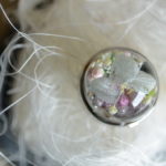 シンプルなトップスを変身