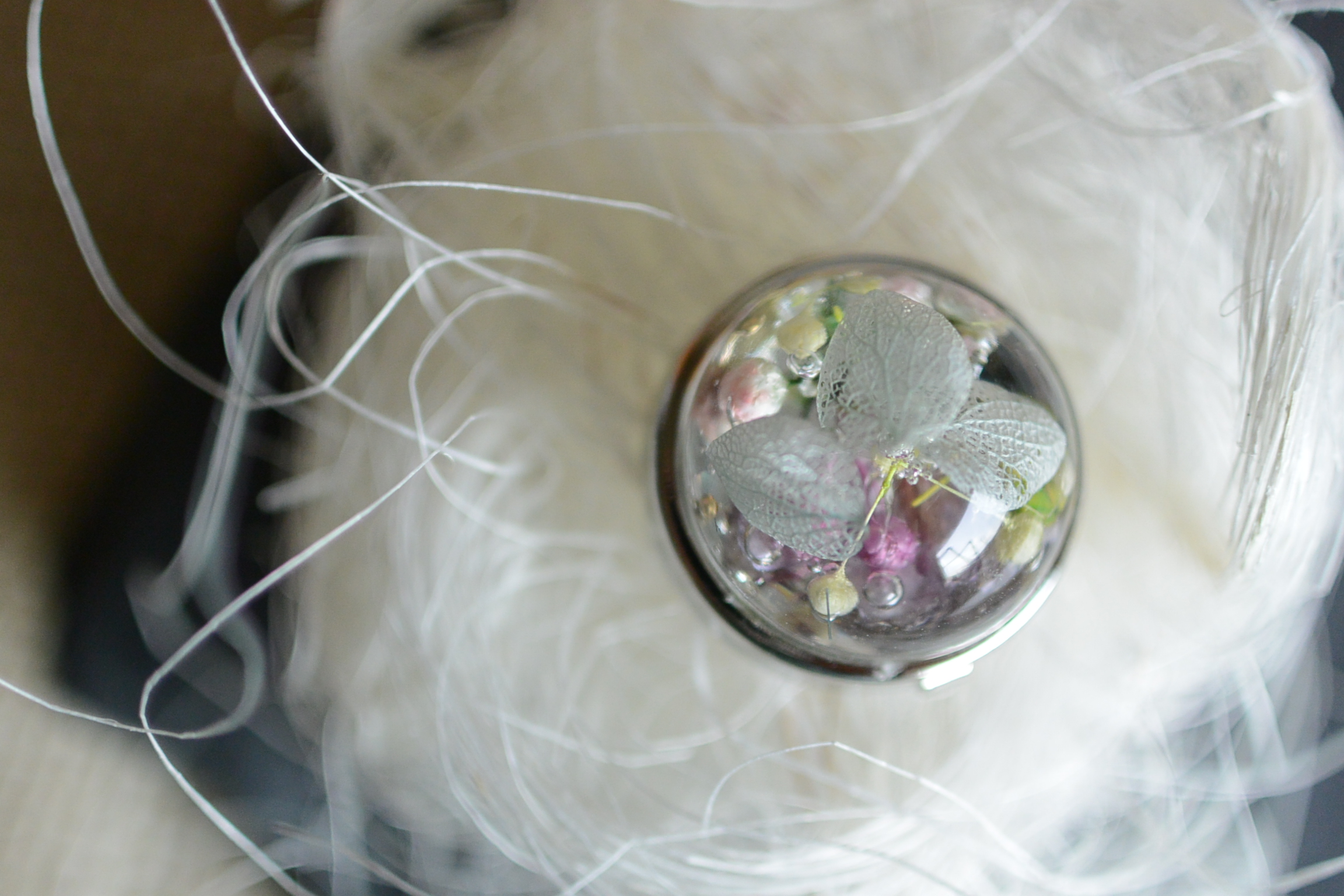 シンプルなトップスを変身