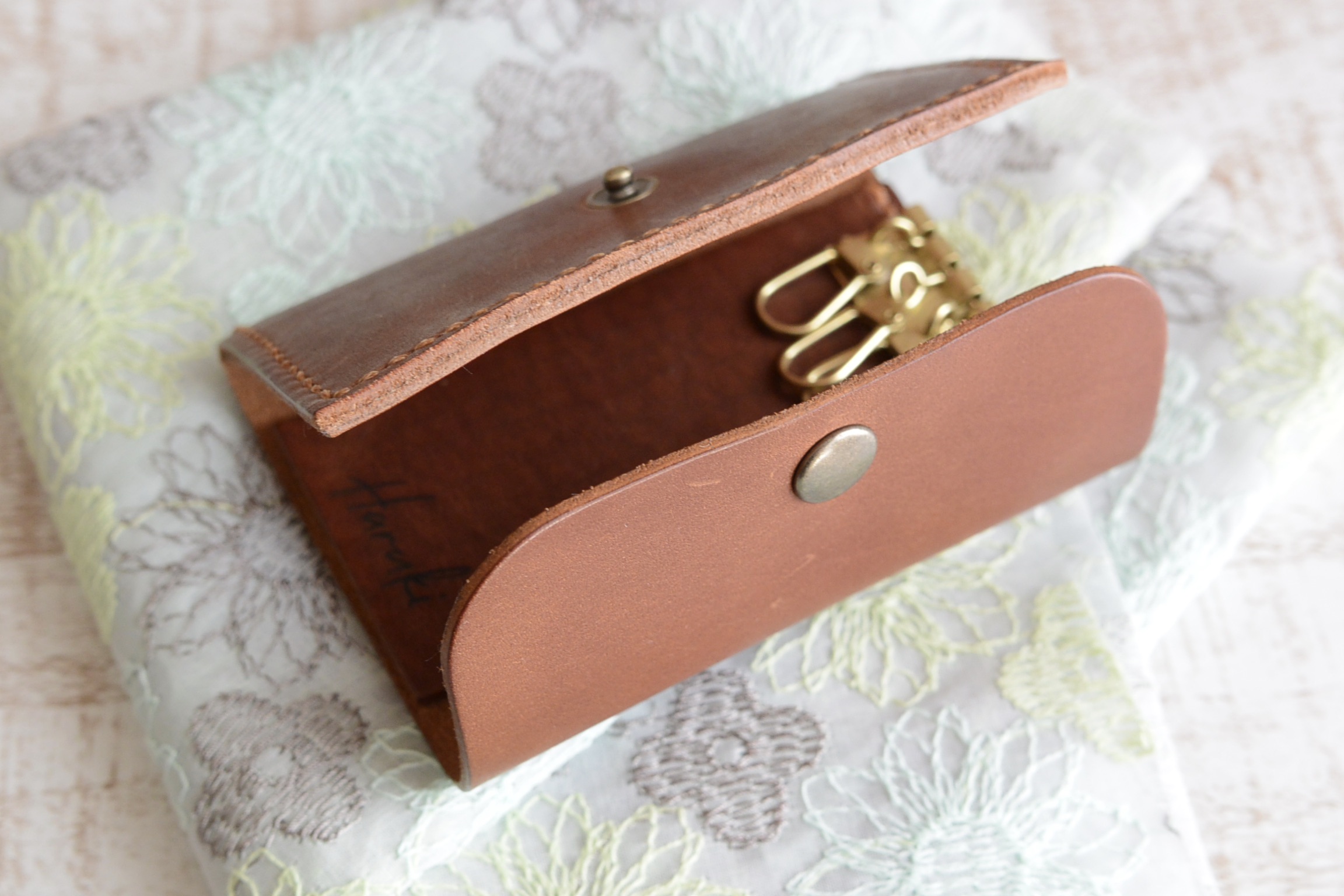 革のキーケースを作りに。