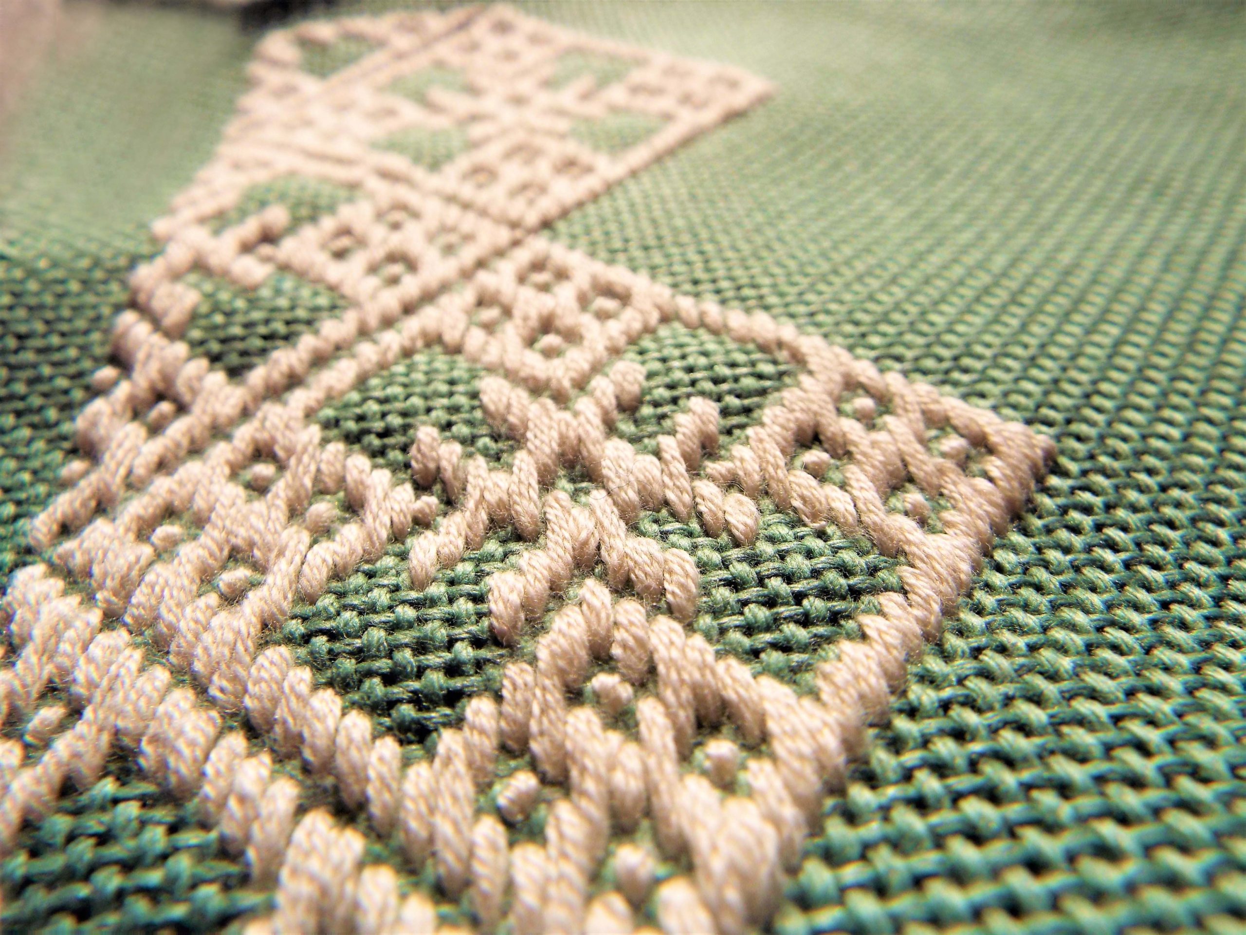 独特な刺繍が美しい、こぎん刺しの魅力とは