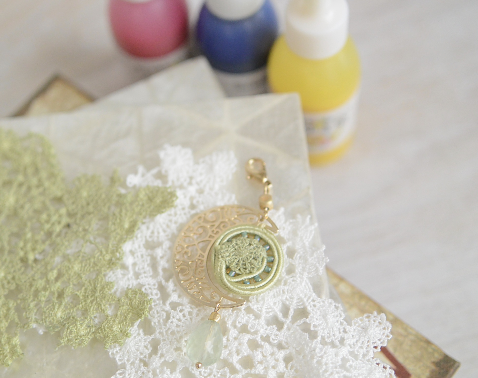 染色で、コードにぴったりの色のレースを