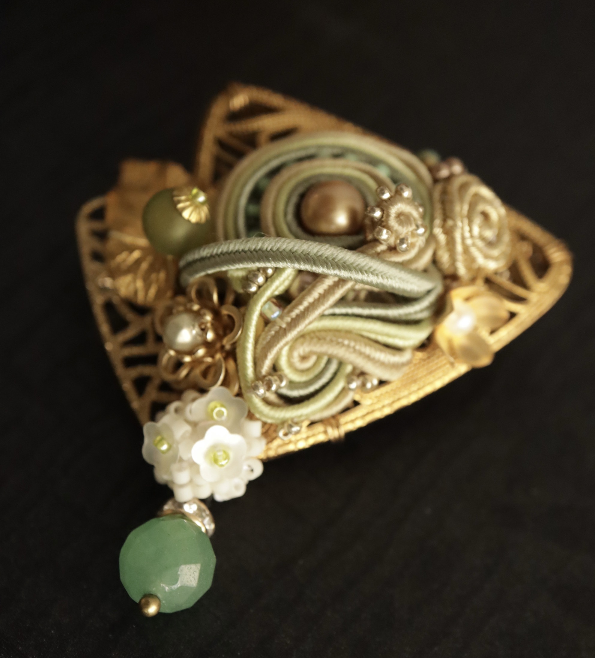 ヴィンテージ感漂う三角形ブローチ　＝緑の余韻＝